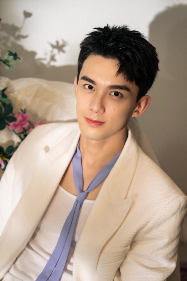 8位「娃娃臉」陸劇男星！《偷偷藏不住》陳哲遠少年感十足，鹿晗好童顏，他30年如一日