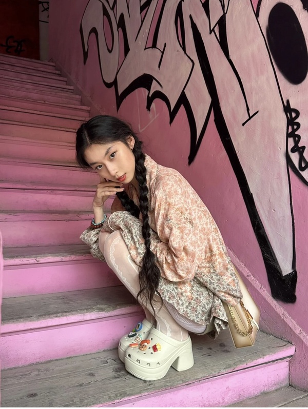 Crocs也跟上芭比風!新款Crocs經典人魚高跟鞋,穿上秒變大長腿美女!