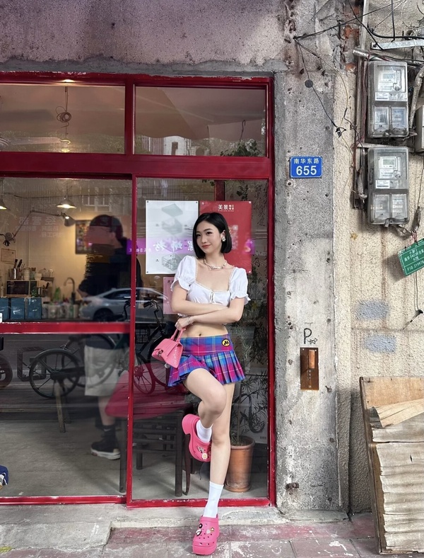 Crocs也跟上芭比風!新款Crocs經典人魚高跟鞋,穿上秒變大長腿美女!