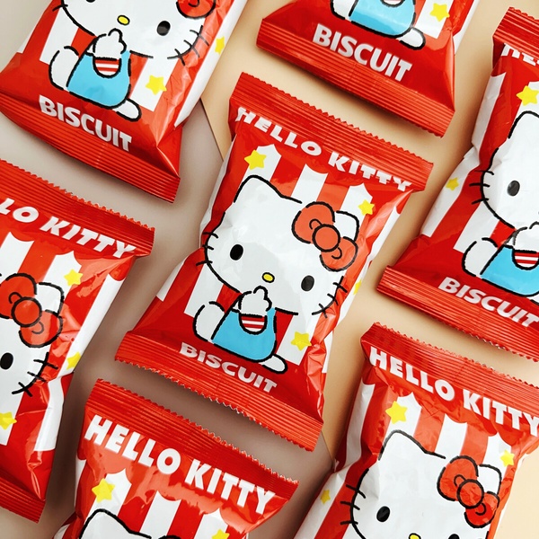 Kitty在超商!7-11、全家開賣「Hello Kitty薄餅生乳蛋糕」,草莓+卡士達布丁內餡太讚