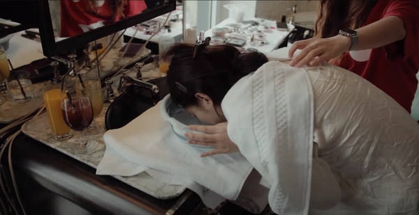 韓星上鏡前「消水腫秘訣」公開！ITZY彩領耳穴按摩貼整晚、Jennie整臉泡冰水超狂