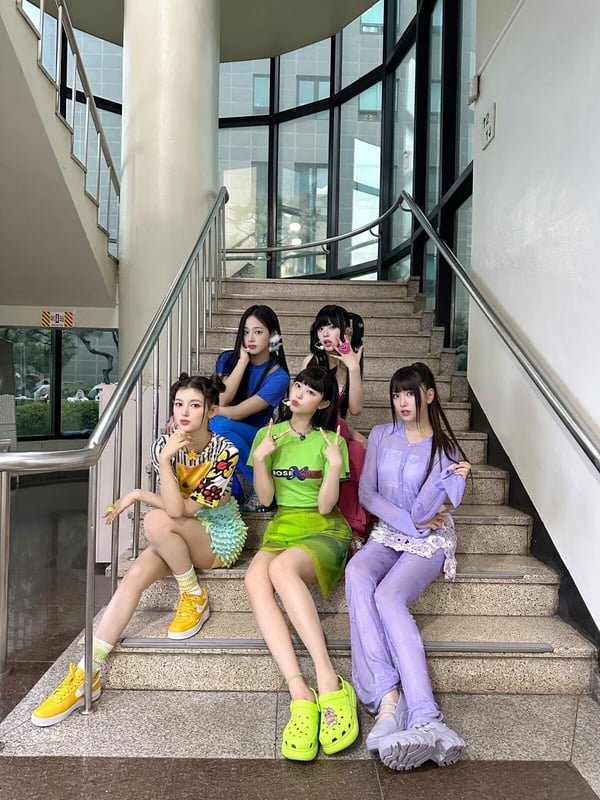 NewJeans新世代大勢女團！梁朝偉驚喜客串新MV，夏季最夯多巴胺妝髮重點一次看