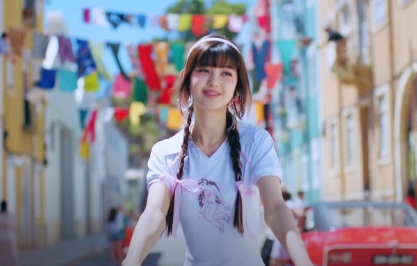 NewJeans新世代大勢女團！梁朝偉驚喜客串新MV，夏季最夯多巴胺妝髮重點一次看