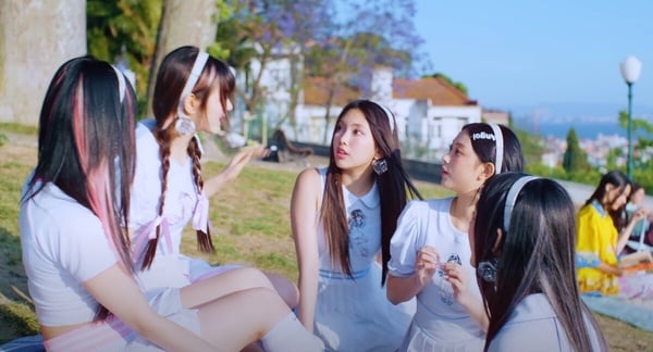 NewJeans新世代大勢女團！梁朝偉驚喜客串新MV，夏季最夯多巴胺妝髮重點一次看