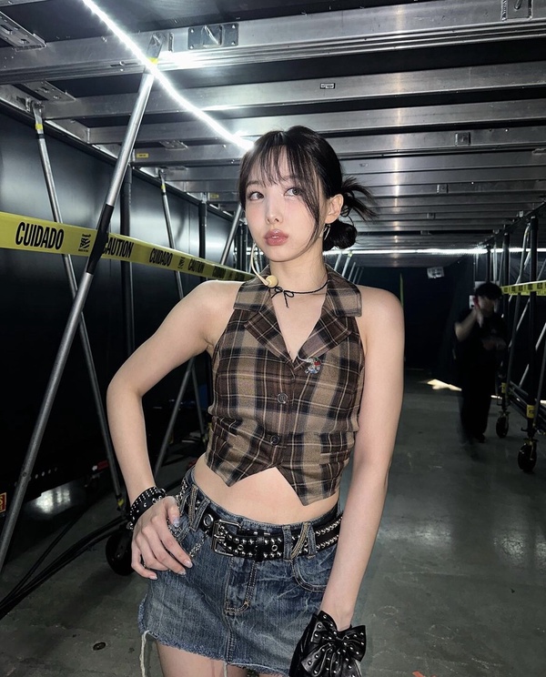 你離時尚只差一個皮帶!女團打歌都在穿的Y2K低腰皮帶時尚、辣妹必備美式復古大logo