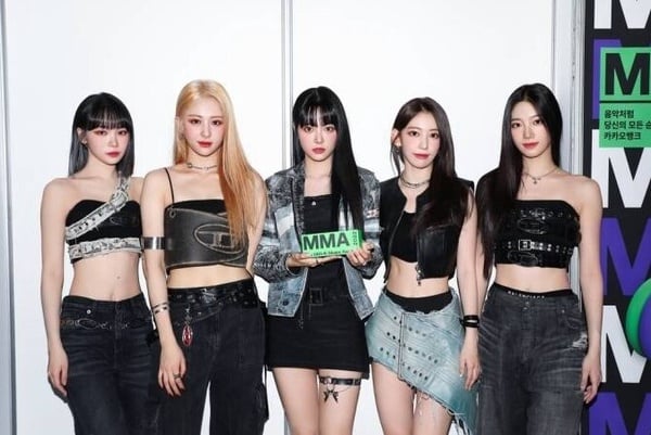 「D」字LOGO韓星都在穿!Y2K當紅品牌Diesel,手提包成時尚新寵兒