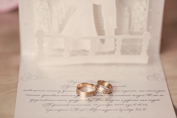 訂婚與結婚戒指大不同！2023婚戒推薦，女生心中最經典的品牌是這個