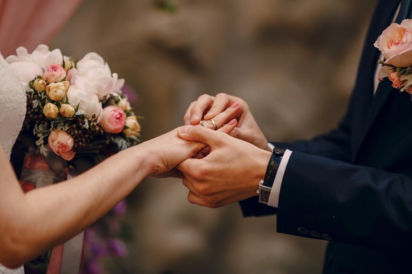 訂婚與結婚戒指大不同！2023婚戒推薦，女生心中最經典的品牌是這個