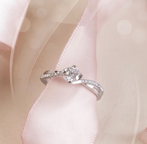 訂婚與結婚戒指大不同！2023婚戒推薦，女生心中最經典的品牌是「這個」