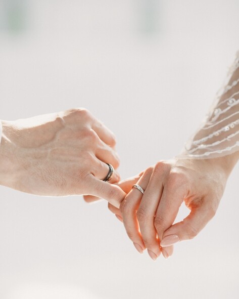 訂婚與結婚戒指大不同！2023訂婚戒＆婚戒推薦，女生心中最經典的品牌是「這個」