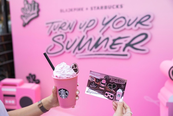 BLINK星巴克集合!星巴克BLACKPINK主題店現身,粉嫩店裝、限定星冰樂好拍再享買一送一
