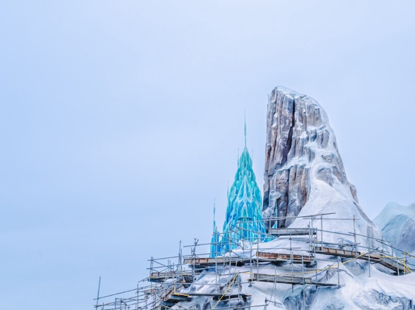 全球首座！夢幻冰雪奇緣主題園區在香港迪士尼，預計11月開幕、雲霄飛車必玩、北山必拍