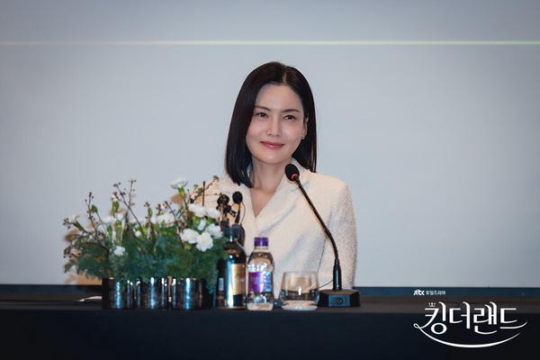 《歡迎來到王之國》配角戲外秘密！盧科長超會唱，平和拍過航空廣告，她是最資深女演員