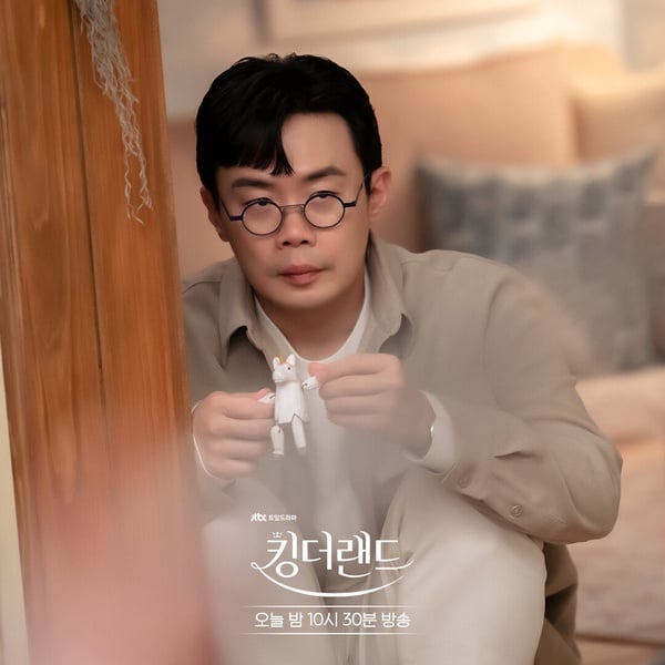 《歡迎來到王之國》配角戲外秘密！盧科長超會唱，平和拍過航空廣告，她是最資深女演員