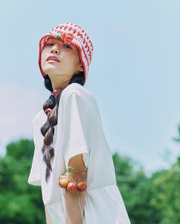 夏日「編織帽」時尚：繽紛多巴胺穿搭的必備單品，韓星陸星都在戴！