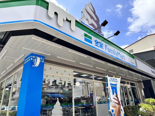 比買一送一強！全家霜淇淋新口味「莓果霜淇淋」搭配料現身，隱藏「繽菓聖代」這裡才有
