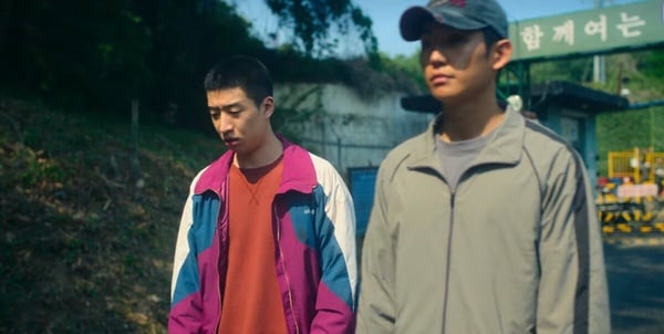 《D.P逃兵追緝令2》劇情彩蛋！浩烈外套藏隱喻，結局彩蛋超諷刺，這幕畫面竟呼應第一季
