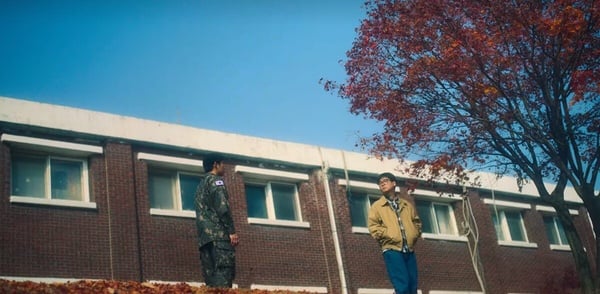 《D.P逃兵追緝令2》劇情彩蛋！浩烈外套藏隱喻，結局彩蛋超諷刺，這幕畫面竟呼應第一季