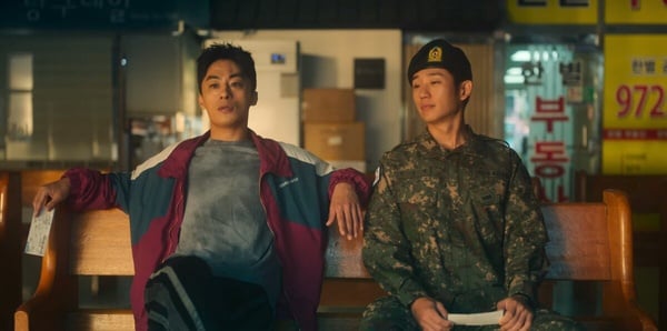 《D.P逃兵追緝令2》劇情彩蛋！浩烈外套藏隱喻，結局彩蛋超諷刺，這幕畫面竟呼應第一季
