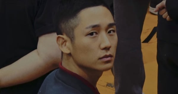 《D.P逃兵追緝令2》劇情彩蛋！浩烈外套藏隱喻，結局彩蛋超諷刺，這幕畫面竟呼應第一季