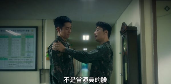 《D.P逃兵追緝令2》劇情彩蛋！浩烈外套藏隱喻，結局彩蛋超諷刺，這幕畫面竟呼應第一季