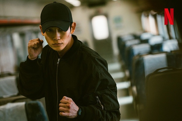《D.P逃兵追緝令2》9個劇情幕後秘密!丁海寅拍到好想退伍?他被演員公認是動作戲之王