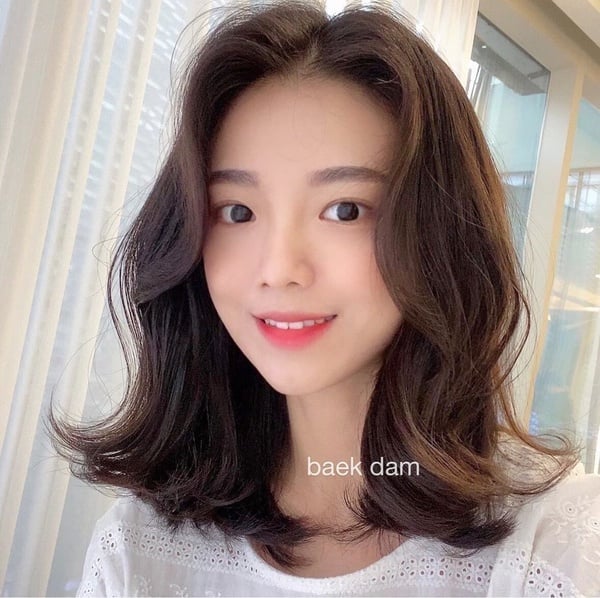 溫柔顯嫩中長髮、中短髮推薦!外翻捲、法式燙減齡,層次燙瘦臉度高、修飾臉型顯臉小