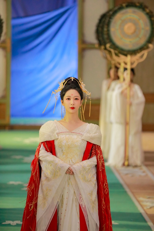 古裝劇8位女主穿回女裝驚豔全場！楊紫《長相思》看呆4男人，熱巴美翻吳磊，楊冪是真美