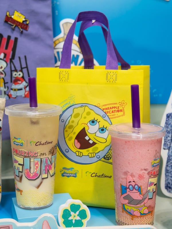 買一送一！日出茶太聯名海綿寶寶推2限定飲品，加海綿寶寶聯名周邊加價購「這天」開跑