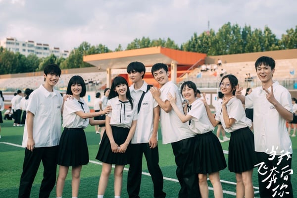 Netflix《當我飛奔向你》劇情5大看點!甜妹攻陷高冷男神,從校服到婚紗一路甜到底