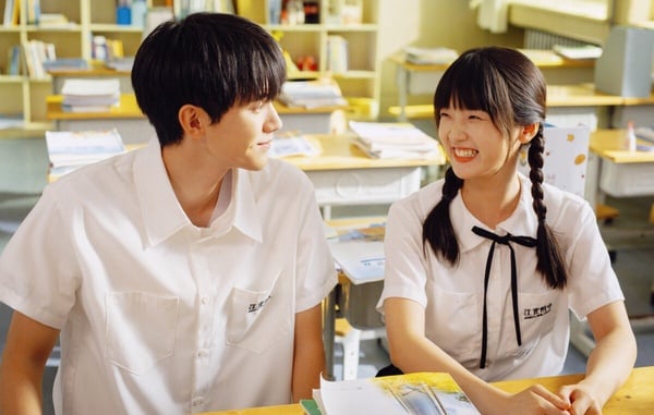 Netflix《當我飛奔向你》劇情5大看點!甜妹攻陷高冷男神,從校服到婚紗一路甜到底