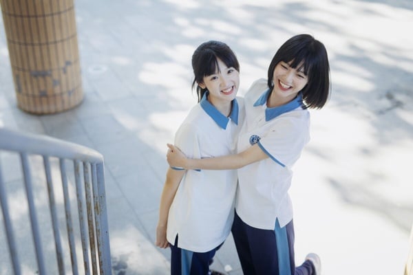 Netflix《當我飛奔向你》劇情5大看點!甜妹攻陷高冷男神,從校服到婚紗一路甜到底