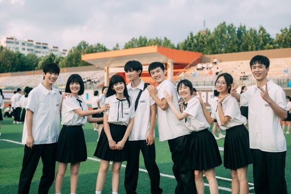 Netflix《當我飛奔向你》劇情5大看點!甜妹攻陷高冷男神,從校服到婚紗一路甜到底