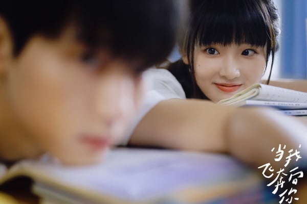 Netflix《當我飛奔向你》劇情5大看點!甜妹攻陷高冷男神,從校服到婚紗一路甜到底