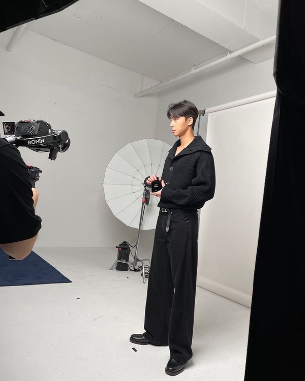 「身高比例超好」韓劇男星!《Moving異能》趙寅成是長腿歐巴始祖,他僅174比例卻極好