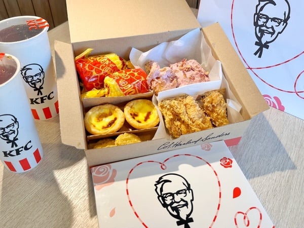KFC粉紅炸雞來了！肯德基七夕「粉紅巧克力脆雞」限定開賣，脆雞＋粉紅巧克力太浪漫！