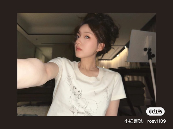 趙露思跳脫清新甜美!新造型化身慵懶辣妹全網瘋學,在家拍照氛圍感滿滿!