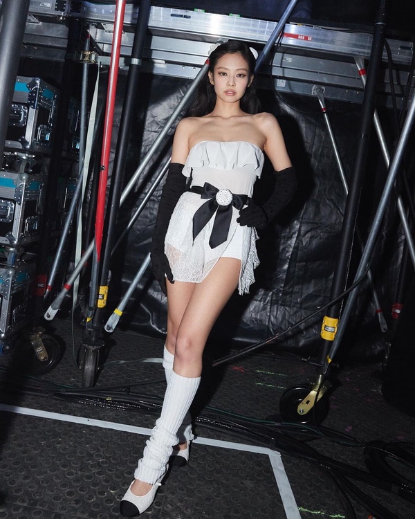 想要少女感你只缺條緞帶！jennie仙氣絲帶編髮、爆紅samba緞帶鞋全都少不了他！