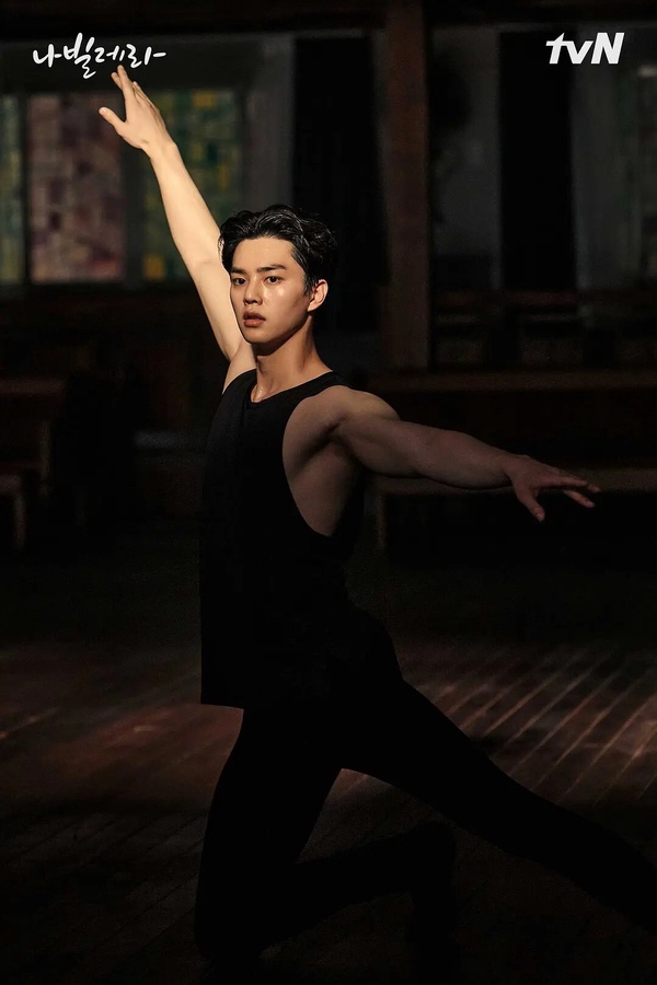 8位為戲下苦功韓劇演員!《假面女郎》安宰弘每天花2小時上禿頭妝,他到變性人酒吧實習