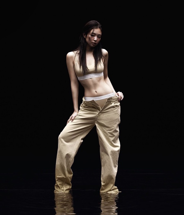 Jennie CK新廣告帥氣性感，氣場全開！選擇障礙看過來～15個Jennie的CK同款推薦！