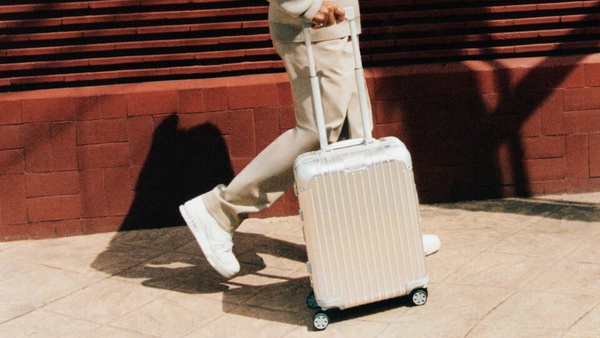 免稅店必買推薦1：Coach WYN 馬車圖案印花小型皮夾，NT$ 5,550（原價NT$6,500）