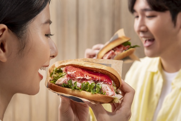 買一送一!麥當勞首推超狂龍蝦堡新品「螯龍蝦堡」,還有「香芋派」回歸芋頭控必吃!