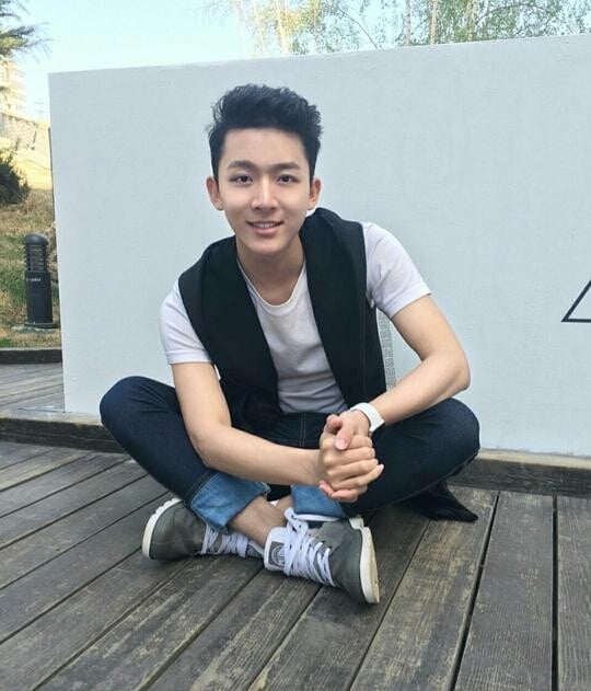 近期爆火男星的青澀舊照!鄧為、成毅風格差異大,陳哲遠、曾舜晞從小顏值就高!