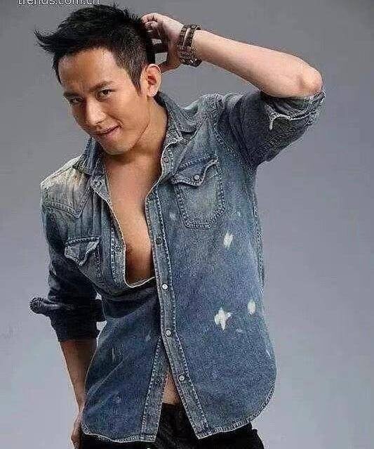 近期爆火男星的青澀舊照!鄧為、成毅風格差異大,陳哲遠、曾舜晞從小顏值就高!
