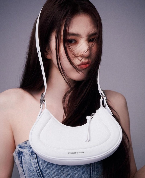 千元就能擁有的女愛豆同款包品牌!Jennie讓COS賣到斷貨,女明星機場時尚都在揹「它」