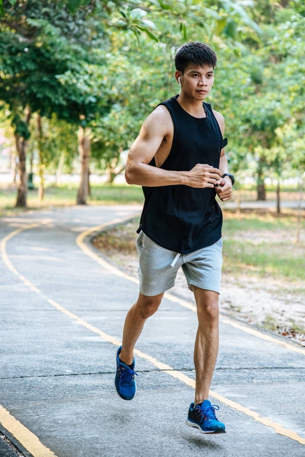「超慢跑」是什麼?醫生大推懶人減重法「超慢跑」,有助降三高,新手這樣跑最不傷膝!