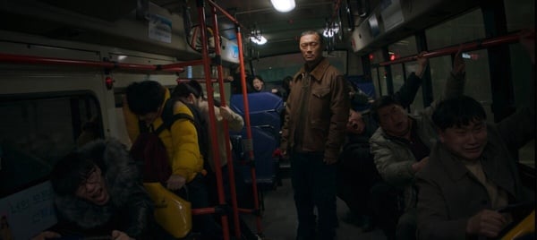 《Moving異能》最新劇情細節彩蛋！公車神秘男會飛，行動電源藏玄機，打掃阿姨身份是她