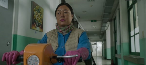 《Moving異能》最新劇情細節彩蛋！公車神秘男會飛，行動電源藏玄機，打掃阿姨身份是她