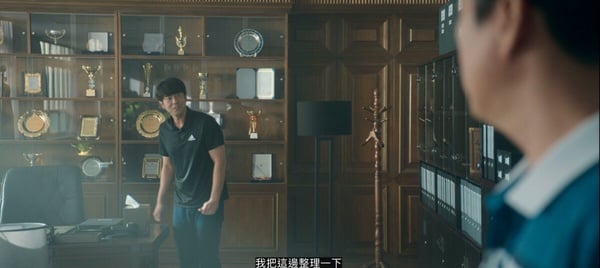 《Moving異能》最新劇情細節彩蛋！公車神秘男會飛，行動電源藏玄機，打掃阿姨身份是她
