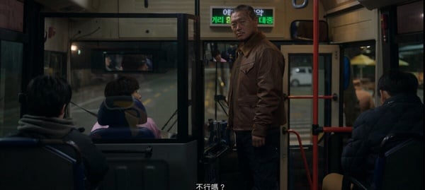 《Moving異能》最新劇情細節彩蛋！公車神秘男會飛，行動電源藏玄機，打掃阿姨身份是她